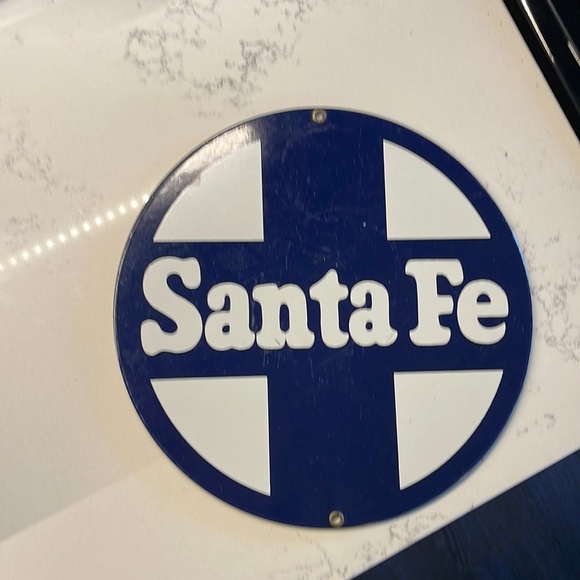 - Santa Fe Railroad Porcelain Enamel Coated Round Sign - Picture 1 of 4
